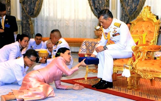 Бывшая стюардесса стала новой королевой Таиланда (4 фото + видео)