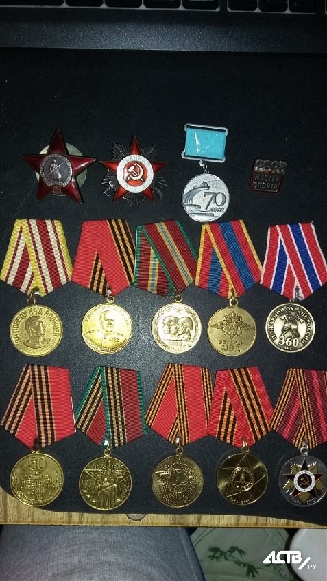 На свалке в Южно-Сахалинске нашли пиджак с орденами ветерана ВОВ (4 фото) На свалке в Южно-Сахалинске нашли пиджак с орденами ветерана ВОВ (4 фото)