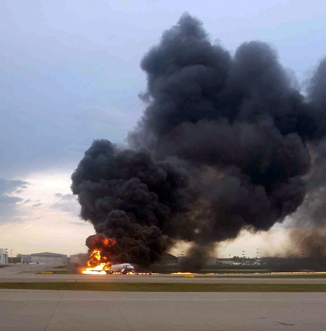 В аэропорту Шереметьево во время экстренной посадки загорелся пассажирский самолет (6 видео)