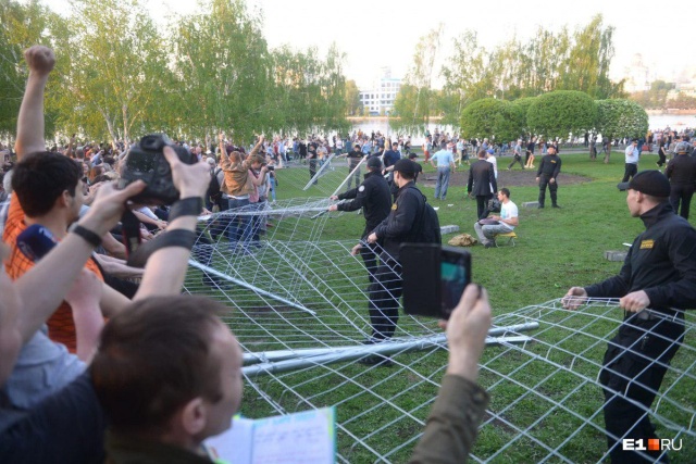 Жители Екатеринбурга протестуют против строительства храма в сквере у Театра драмы (7 фото + 5 видео)