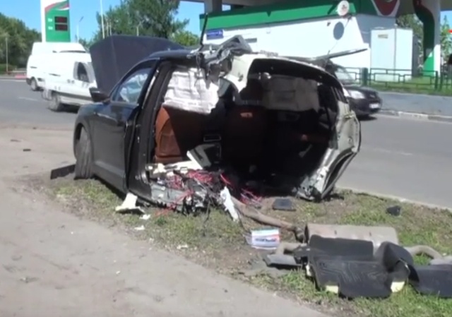 В Москве внедорожник Audi разорвало на две части, но водитель уцелел (5 фото + видео)