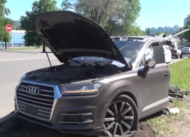 В Москве внедорожник Audi разорвало на две части, но водитель уцелел (5 фото + видео)