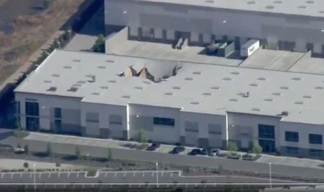 Боевой истребитель F-16 врезался в крышу склада в Калифорнии (4 фото + видео)