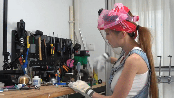 Инженер Наоми Ву превратила свою грудь в оружие для самообороны (17 гифок)