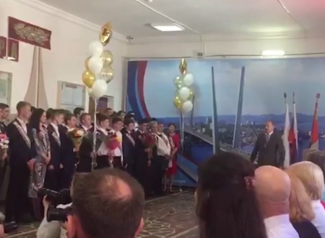 Мэр Владивостока Олег Гуменюк пообещал проводить выпускников в "последний путь"