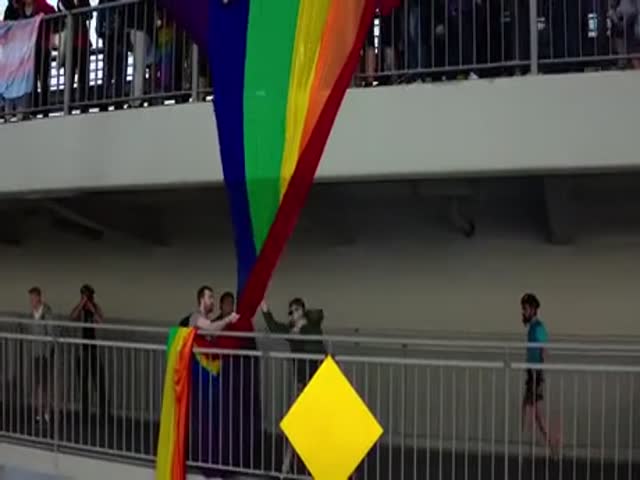 Флаг ЛГБТ на мосту в Варшаве и поляк, которому это не понравилось