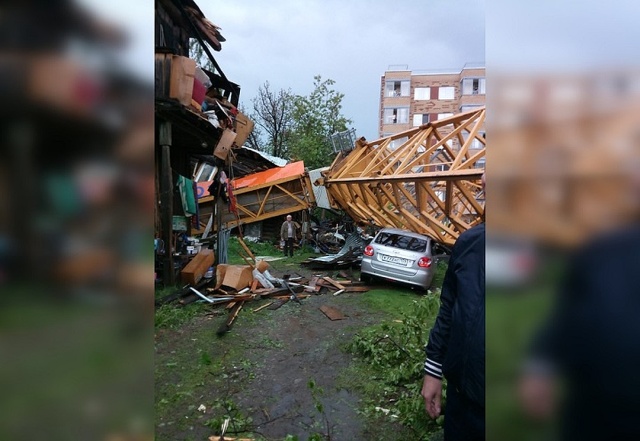 В Перми обрушился башенный кран. Очевидцы сняли падение на камеру (6 фото + видео)