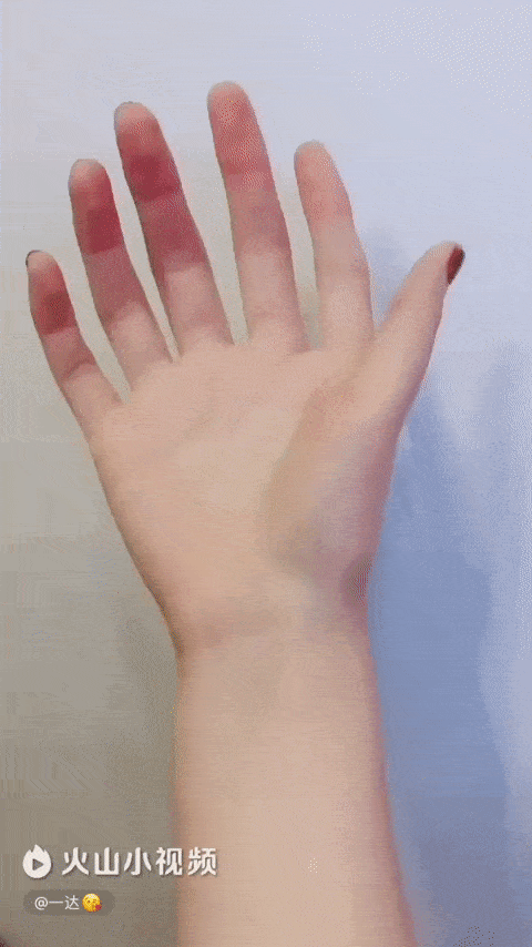 Четыре пальца на руке. Длинные тонкие пальцы.