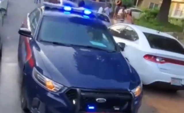 Толпа "агрессивных" темнокожих напала на офицера полиции в Атланте