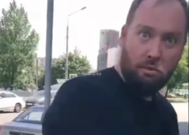 Два бородача не поделили тротуар (2 видео)