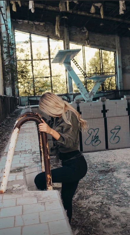 Откровенные снимки девушек в Чернобыльской зоне отчуждения разозлили пользователей сети (15 фото)