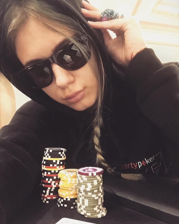 Погибла звезда киберспорта Лилия Новикова (Лия). Ее обнаженное тело нашли в собственной квартире (21 фото)