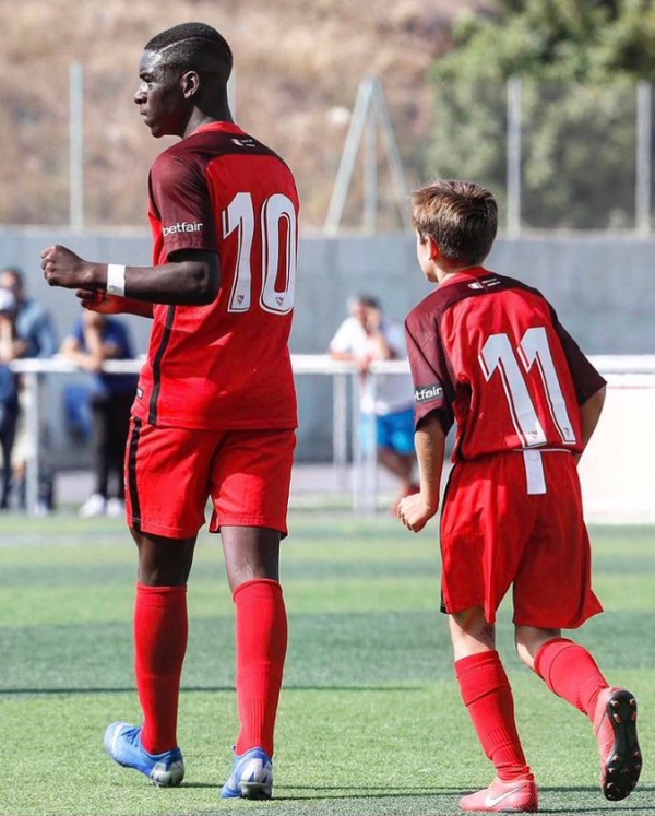 Болельщики усомнились в реальном возрасте 12-летнего футболиста из Сенегала (5 фото + 2 видео)