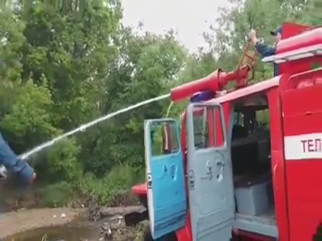 Кажется, что с этой пожарной машиной что-то не так