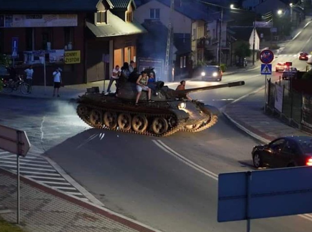 Пьяный водитель устроил покатушки на танке Т-55 по польскому городу (4 фото + 2 видео)