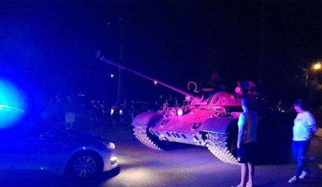 Пьяный водитель устроил покатушки на танке Т-55 по польскому городу (4 фото + 2 видео)