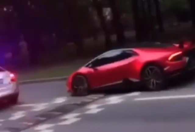 Водитель Lamborghini Huracan объехал полицейский автомобиль, чтобы не останавливаться