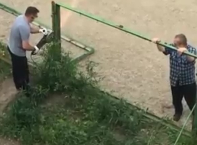 Агрессивный мужчина "демонтировал" детскую площадку при помощи болгарки