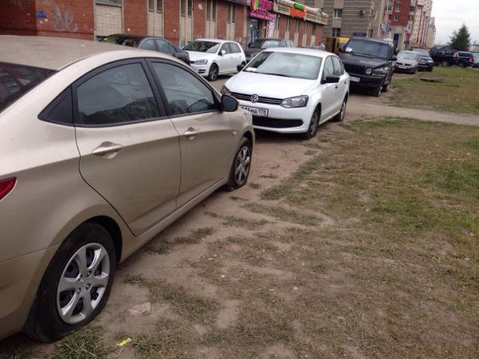 Наказание за парковку на газоне во дворике Санкт-Петербурга