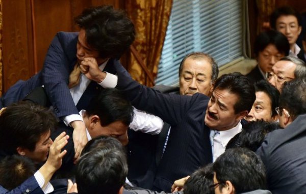 Драка в парламенте Японии