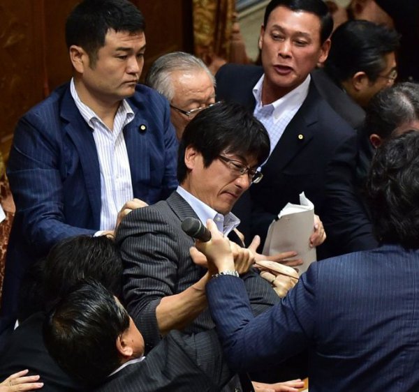 Драка в парламенте Японии