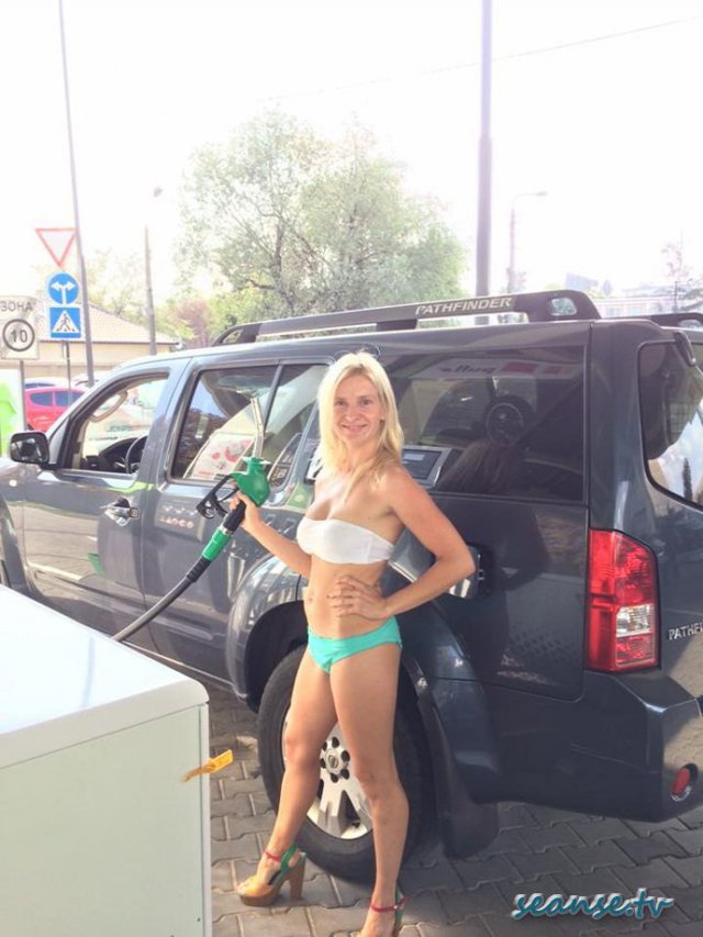 В Киеве на бензоколонке девушки раздевались за бак бензин.