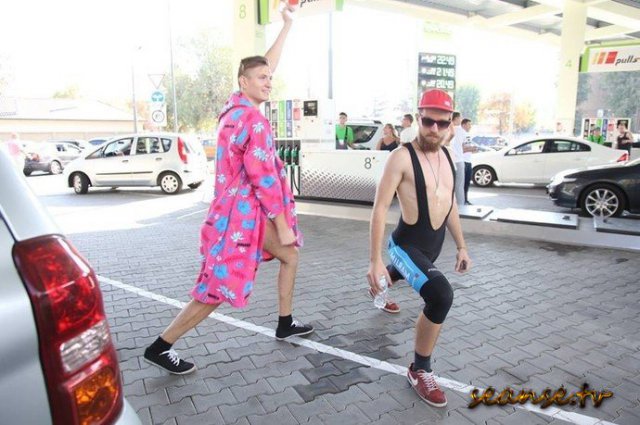 В Киеве на бензоколонке девушки раздевались за бак бензин.
