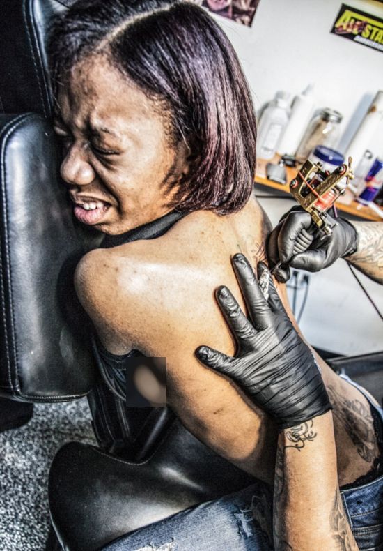 Процесс нанесения татуировок вдохновил девушку на новый фотопроект