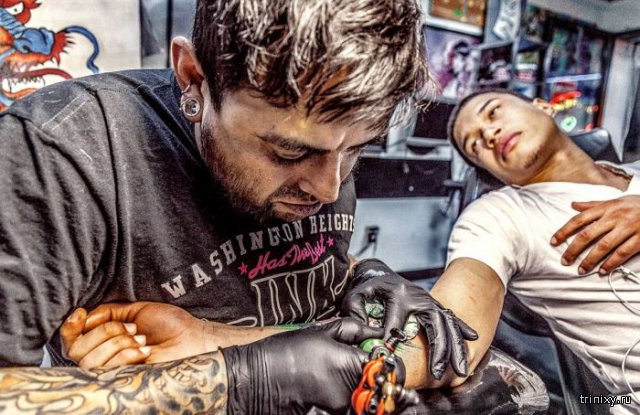 Процесс нанесения татуировок вдохновил девушку на новый фотопроект