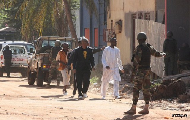 В Мали вооруженные террористы взяли в заложники 170 человек
