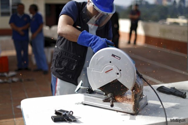 Как уничтожают изъятое у преступников оружие в Гватемале