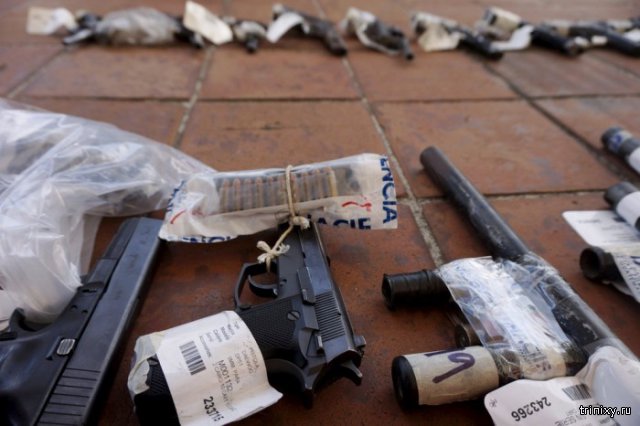 Как уничтожают изъятое у преступников оружие в Гватемале