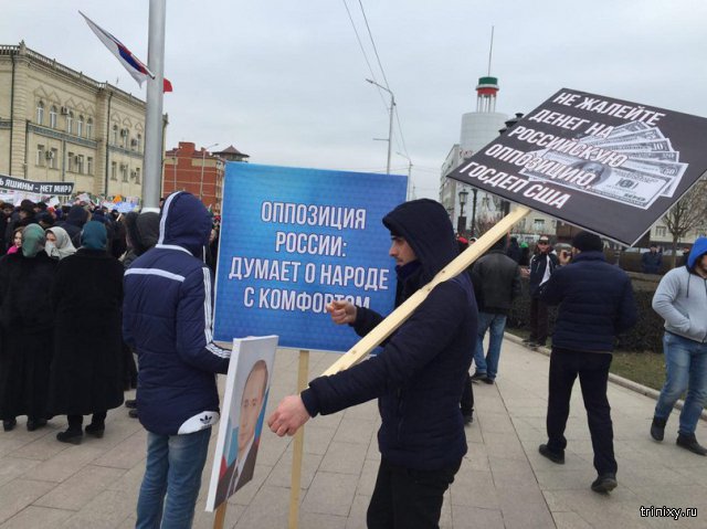 Лозунги с митинга в поддержку Путина и Кадырова в Грозном