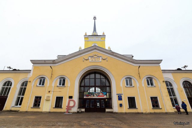 На железнодорожной станции Дно установили инсталляцию в виде знака российского рубля