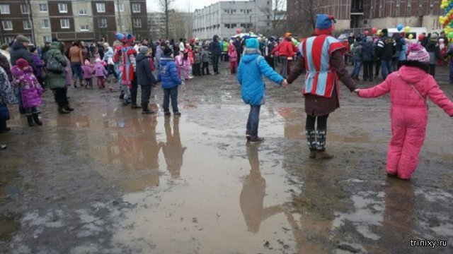 Жители Смоленска и Колпино отметили Масленицу по колено в грязи