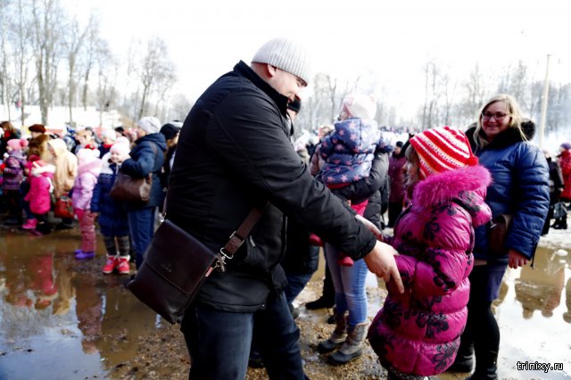 Жители Смоленска и Колпино отметили Масленицу по колено в грязи