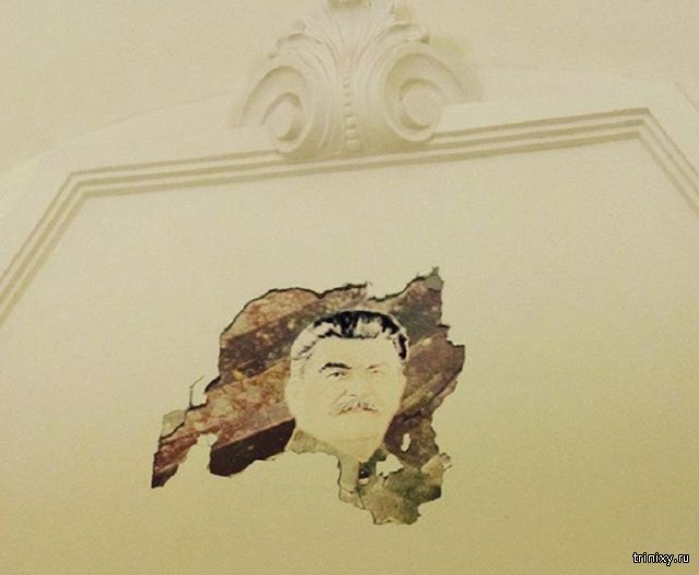 В московском метро под обвалившейся штукатуркой обнаружилось лицо Сталина