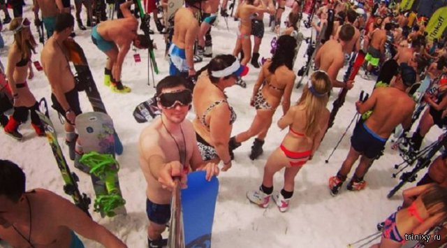 В Сочи установлен рекорд по спуску на лыжах в купальниках