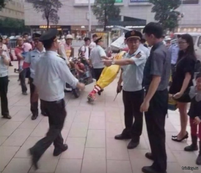 В Китае полицейские «арестовали» статую Рональда Макдональда