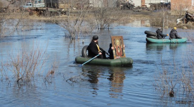 В Омской области совершили крестный ход на лодках против паводка