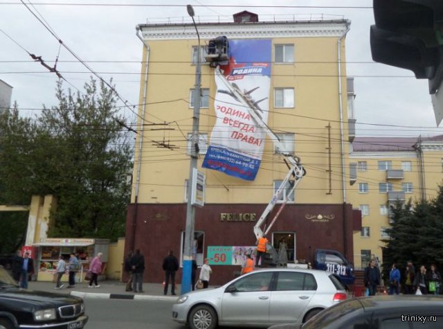 К 9 мая партия «Родина» повесила плакат в Брянске с американским истребителем