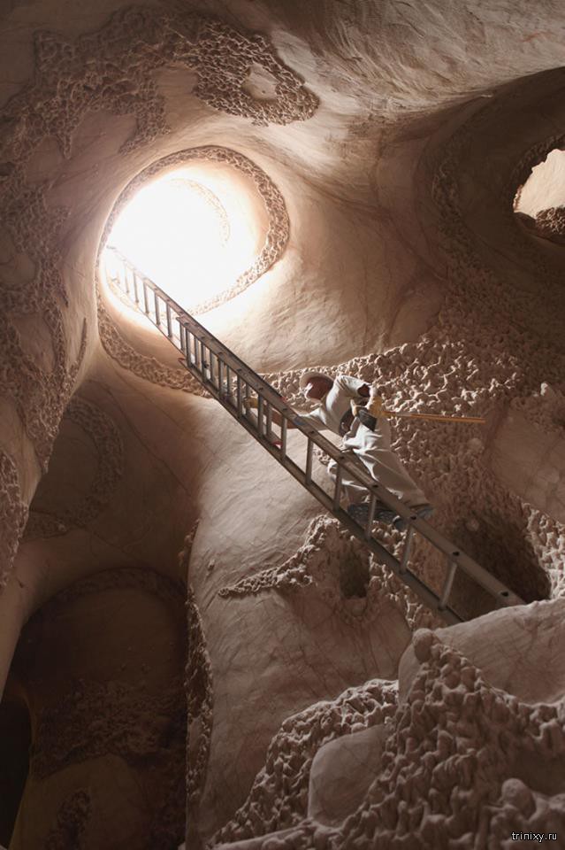 Скульптор превратил пещеру в произведение искусства