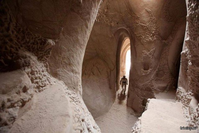 Скульптор превратил пещеру в произведение искусства