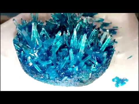 Кристалл из йода. Выращивание кристаллов видео. Выращенные кристаллы соли. Медный купорос камень. Выращивание кристаллов из соли.
