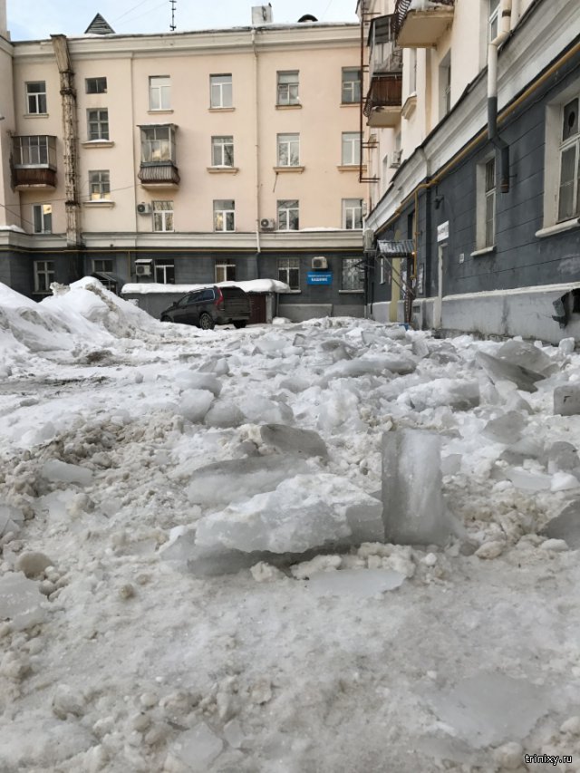 Коммунальщики в Уфе очистили снег с крыши дома