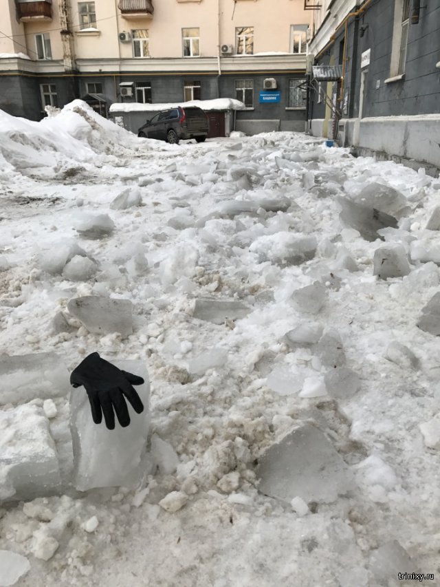 Коммунальщики в Уфе очистили снег с крыши дома
