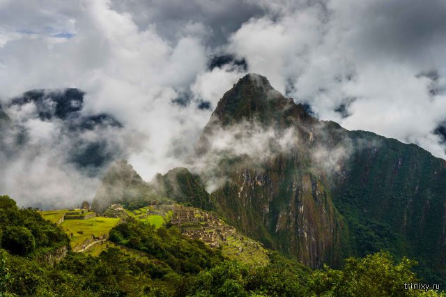 Таинственный город инков Мачу-Пикчу на горном хребте Анд