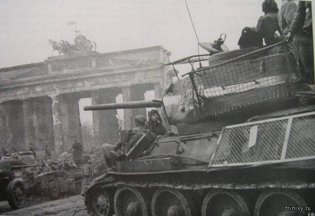 Советские танки на улицах Берлина в 1945 году