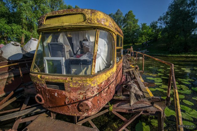 Заброшенный плавучий трамвай-дача