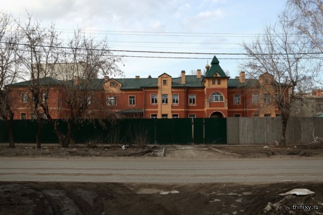 Недавно построенная скромная резиденция митрополита Омского